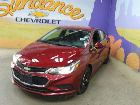 Used 2018 Chevrolet Cruze LT w/ LT Convenience Package FWD image 4