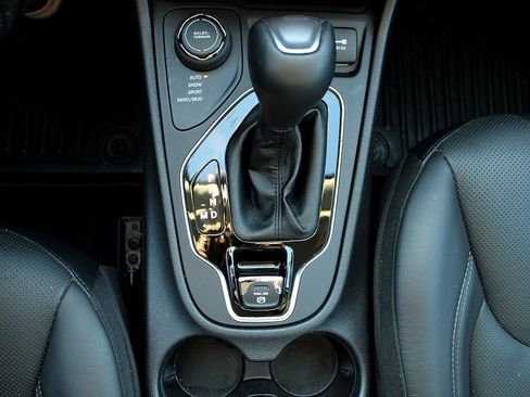 Used 2020 Jeep Cherokee Limited image 19