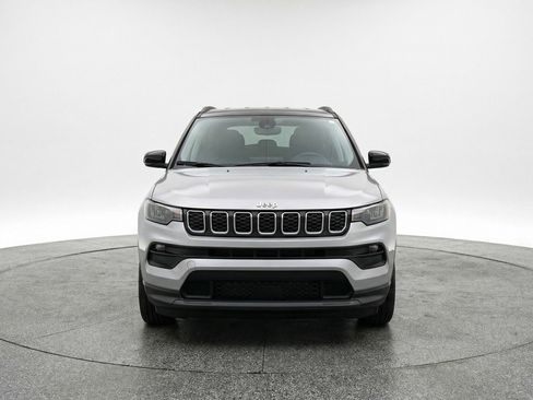 Used 2025 Jeep Compass Latitude AWD/4WD image 2