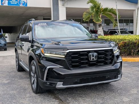 Certified 2024 Honda Pilot Touring image 3
