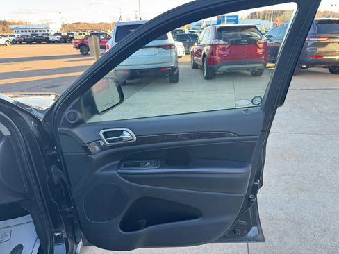 Used 2012 Jeep Grand Cherokee Laredo image 16