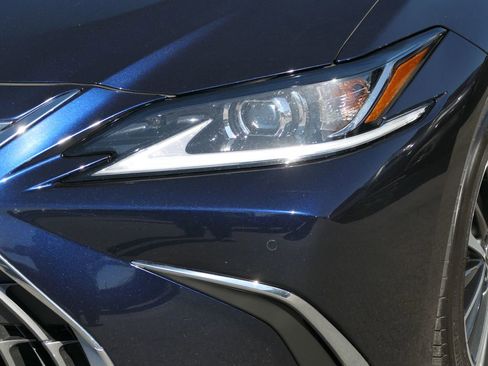 Used 2025 Lexus ES 300h w/ Premium Package image 8