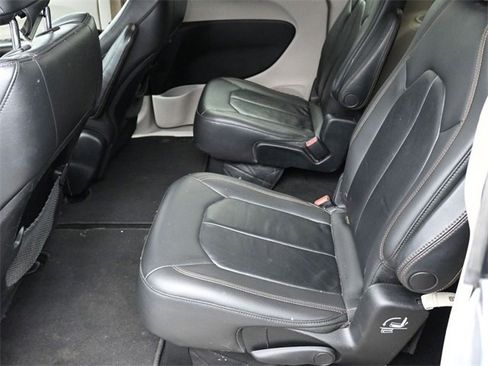 Used 2017 Chrysler Pacifica Touring-L image 29