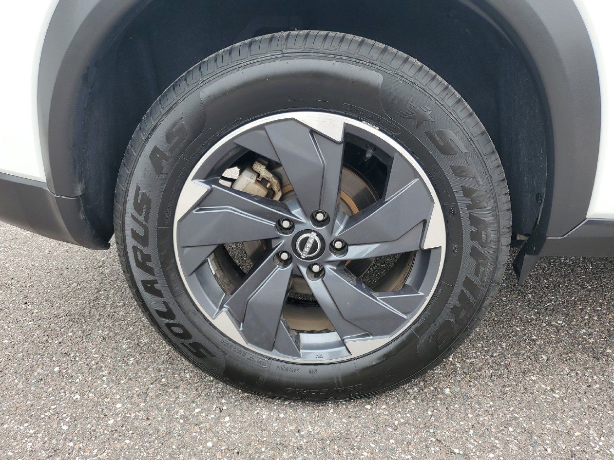 Used 2024 Nissan Rogue SV FWD image 5