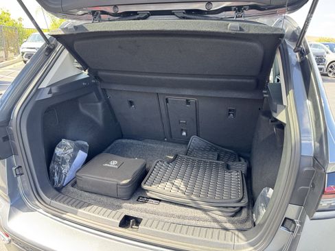 Used 2025 Volkswagen Taos SE AWD/4WD image 36