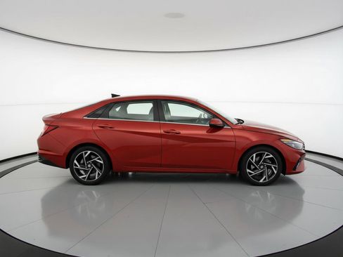 Used 2025 Hyundai Elantra SEL FWD image 11
