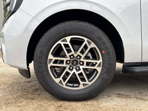 New 2025 Ford Expedition Max Active image 3