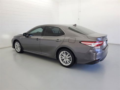 Used 2020 Toyota Camry XLE image 7