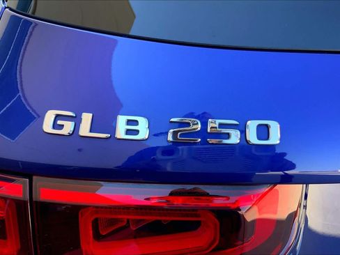 Used 2021 Mercedes-Benz GLB 250 4MATIC image 33