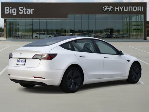 Used 2023 Tesla Model 3 Standard Range image 4