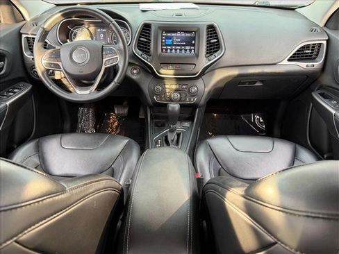 Used 2019 Jeep Cherokee Latitude Plus w/ Comfort/Convenience Group FWD image 17