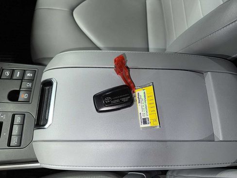 Used 2023 Toyota Highlander XLE AWD/4WD image 33