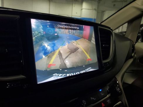 Used 2024 Chrysler Pacifica Touring-L FWD image 31