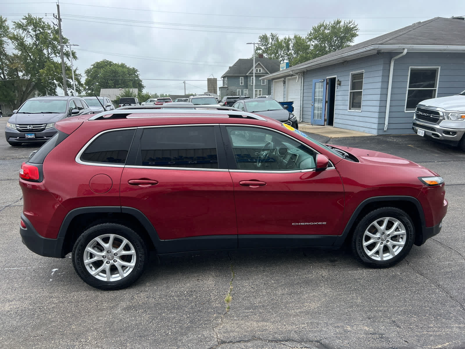 Used 2017 Jeep Cherokee Latitude w/ Cold Weather Group FWD image 2