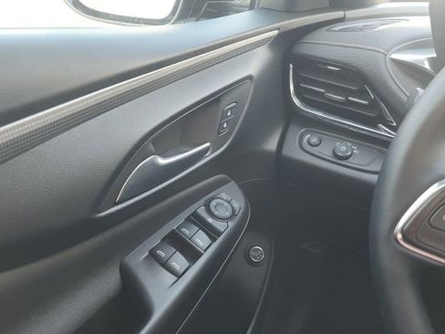 Used 2025 Buick Envista Avenir image 36