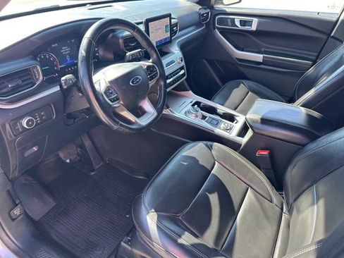 Used 2022 Ford Explorer XLT w/ Equipment Group 202A image 10