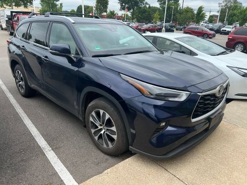 Used 2022 Toyota Highlander XLE FWD image 3