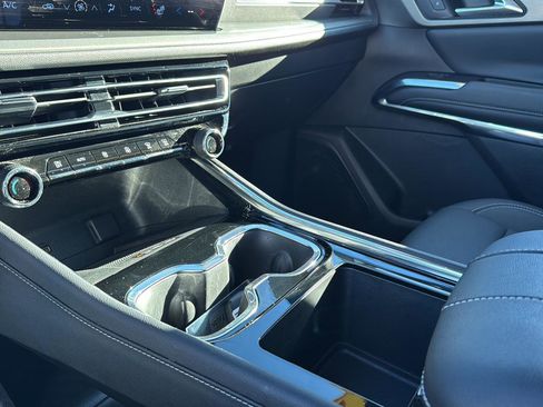 Used 2025 Chevrolet Traverse LT image 24