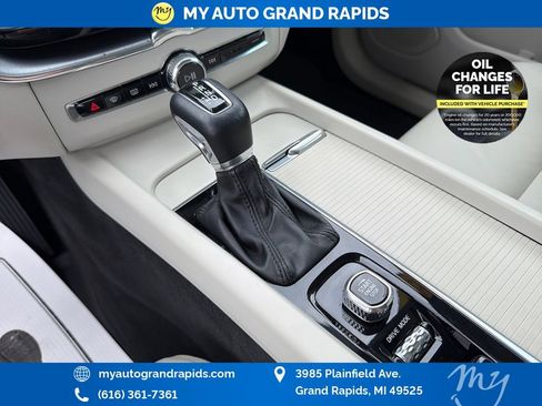 Used 2019 Volvo XC60 T6 Momentum w/ Protection Package Premier AWD/4WD image 28