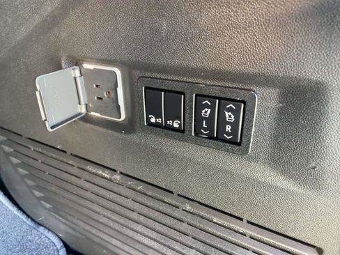 Used 2022 Chevrolet Tahoe Z71 w/ Off-Road Capability Package image 36