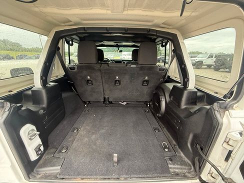 Used 2018 Jeep Wrangler Unlimited Sahara AWD/4WD image 9