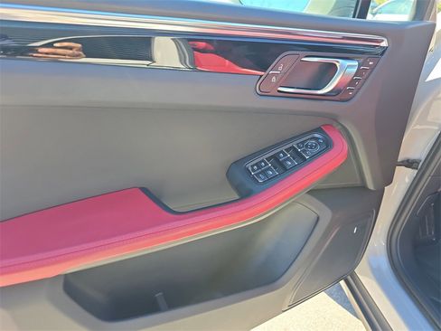Certified 2025 Porsche Macan image 24