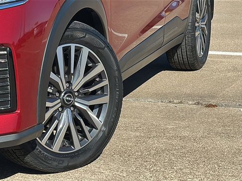 Used 2023 Nissan Kicks SV image 3