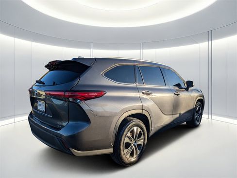 Used 2022 Toyota Highlander XLE image 4