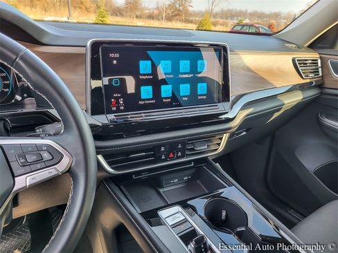 Used 2024 Volkswagen Atlas SE image 25