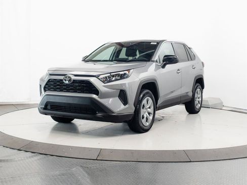 Used 2022 Toyota RAV4 LE AWD/4WD image 3