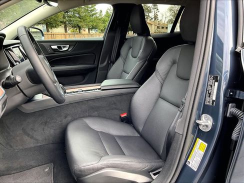 Used 2025 Volvo V60 B5 Cross Country Plus image 27