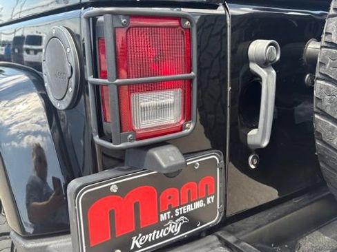 Used 2012 Jeep Wrangler Unlimited Rubicon AWD/4WD image 10
