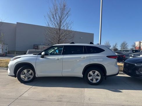 Used 2022 Toyota Highlander LE image 5