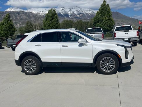 Used 2024 Cadillac XT4 Premium Luxury image 2