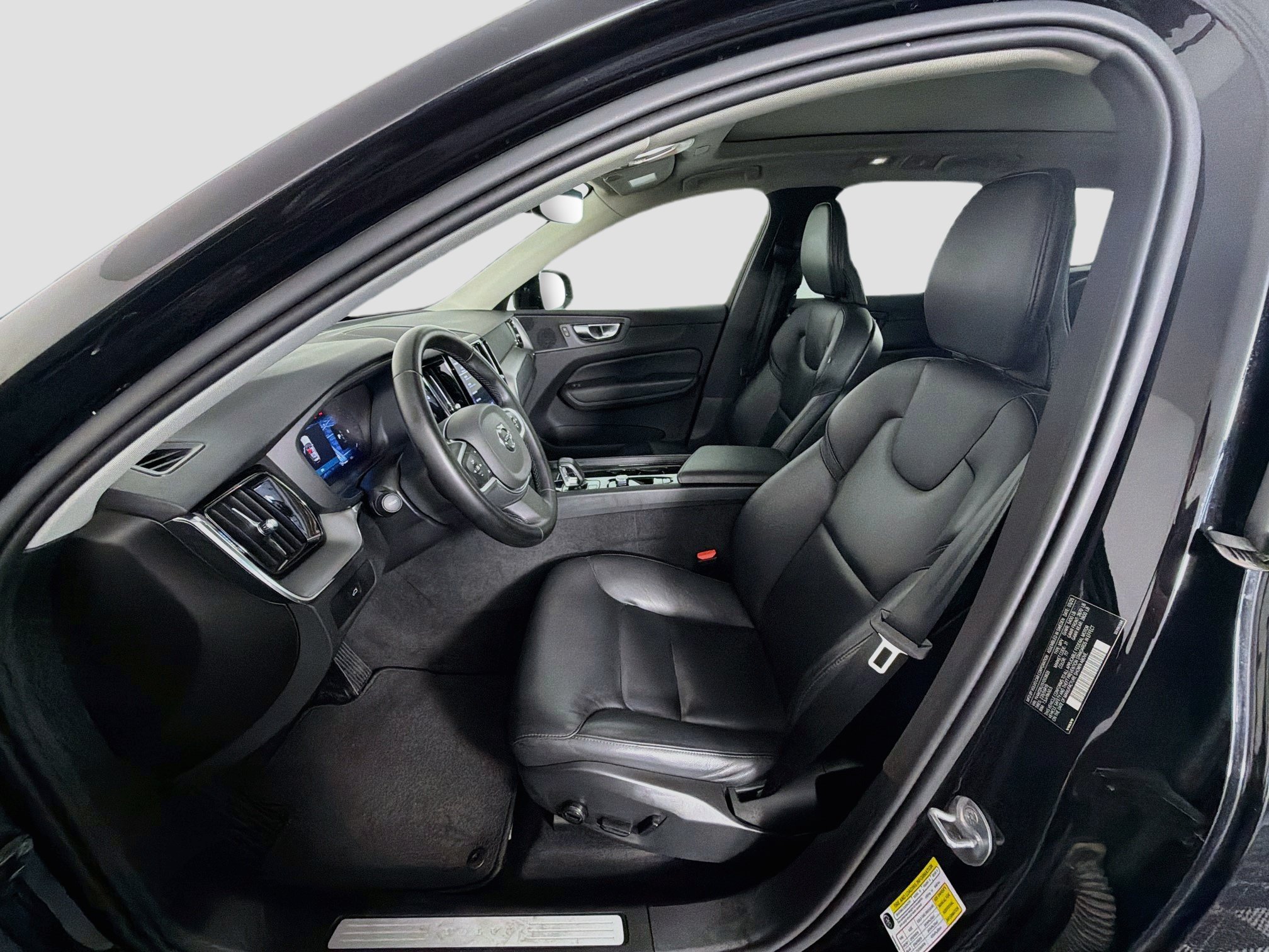 Used 2025 Volvo XC60 B5 Core AWD/4WD image 13