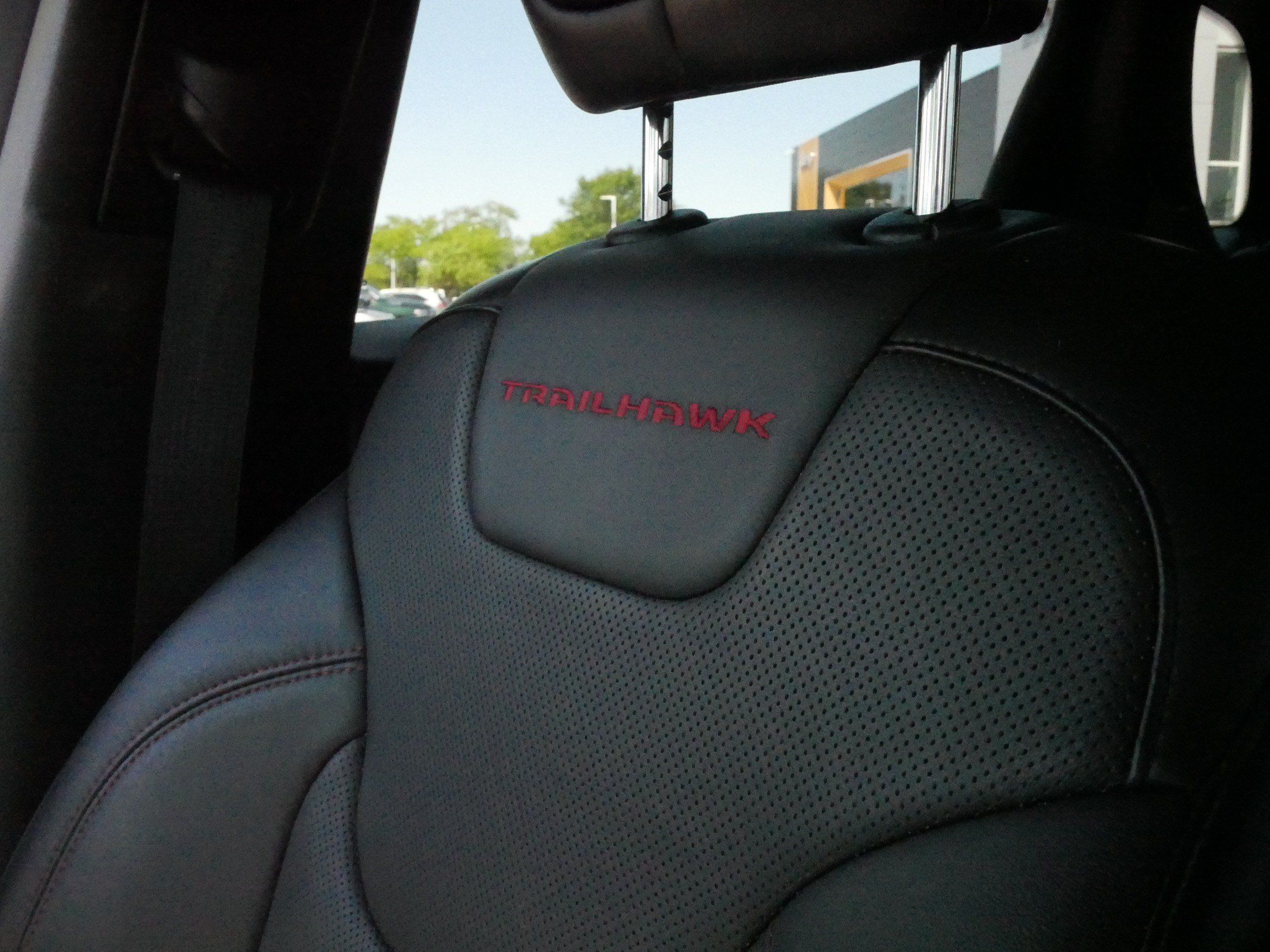 Used 2019 Jeep Cherokee Trailhawk AWD/4WD image 32