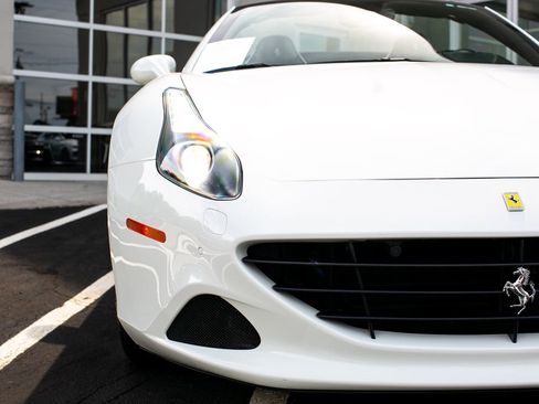 Used 2015 Ferrari California T RWD image 9