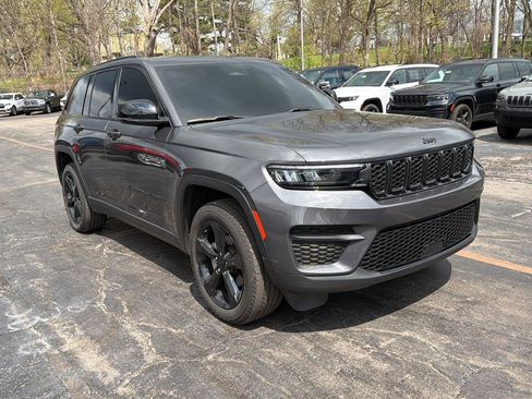 Used 2023 Jeep Grand Cherokee Altitude AWD/4WD image 4