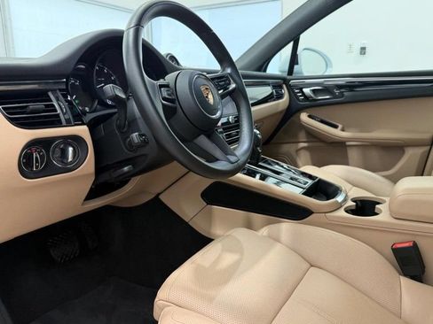 Certified 2025 Porsche Macan AWD/4WD image 4