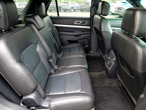 Used 2017 Ford Explorer XLT w/ Equipment Group 202A AWD/4WD image 32