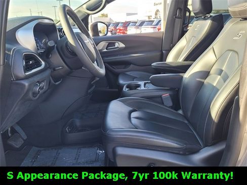 Used 2023 Chrysler Pacifica Touring-L w/ S Appearance Package image 10