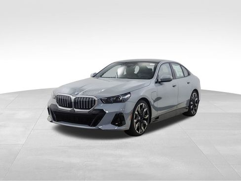 Used 2026 BMW 550e xDrive image 1