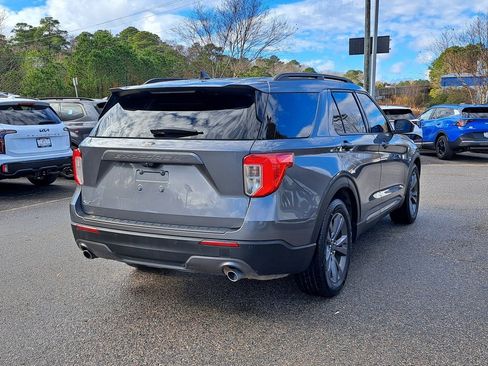 Used 2022 Ford Explorer XLT w/ Equipment Group 202A image 4