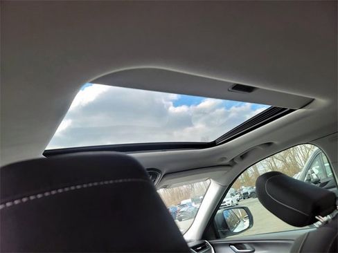 Used 2023 Jeep Grand Cherokee Laredo X image 30