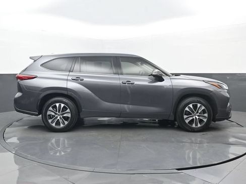 Used 2021 Toyota Highlander XLE FWD image 2