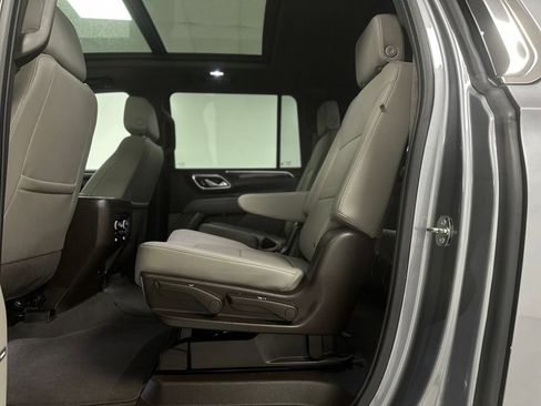 Used 2022 Chevrolet Suburban LT w/ LT Signature Plus Package RWD image 22