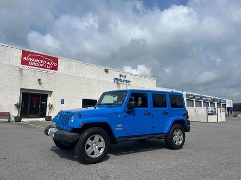 Used 2012 Jeep Wrangler Unlimited Sahara w/ Dual Top Group AWD/4WD image 6