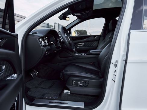 Used 2022 Bentley Bentayga image 29