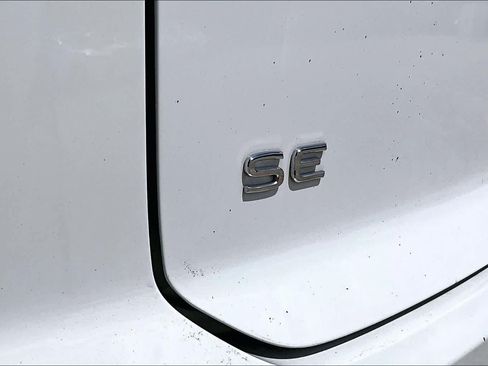 Used 2022 Volkswagen Atlas Cross Sport SE FWD image 9