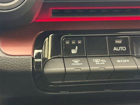 Used 2024 Toyota Prius Prime XSE image 8